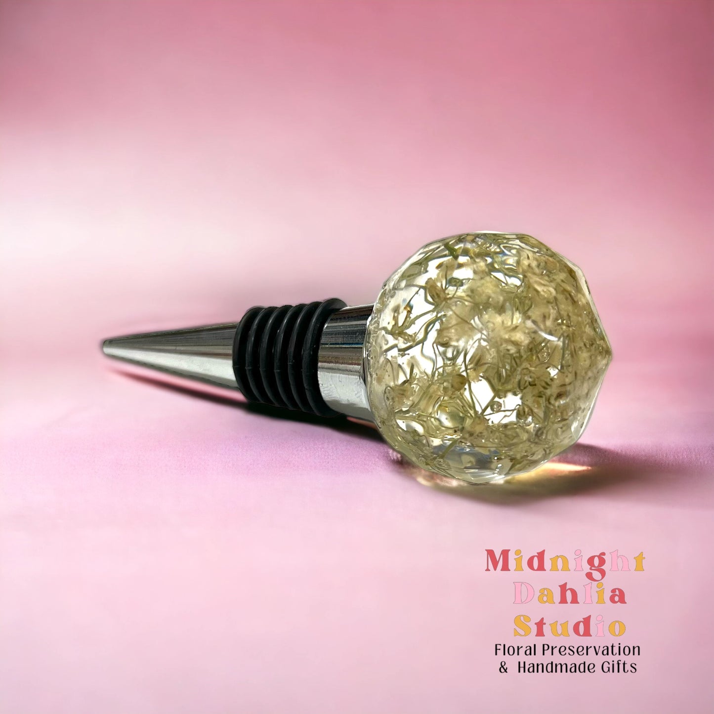 Custom Preservation Wine Stopper With White Babys Breath . Beautiful additional gift for your bouquet preservation.