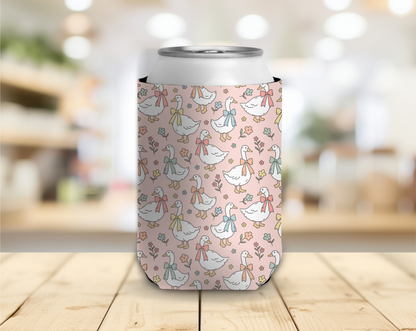 Can cooler with duck pattern on a wooden surface