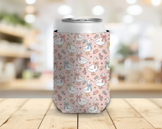 Can cooler with duck pattern on a wooden surface