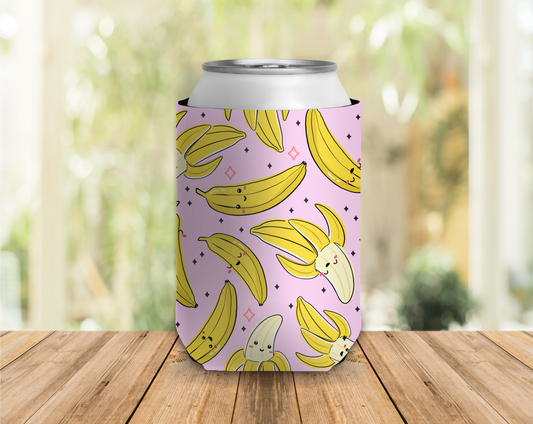 Can cooler with banana pattern on a wooden surface