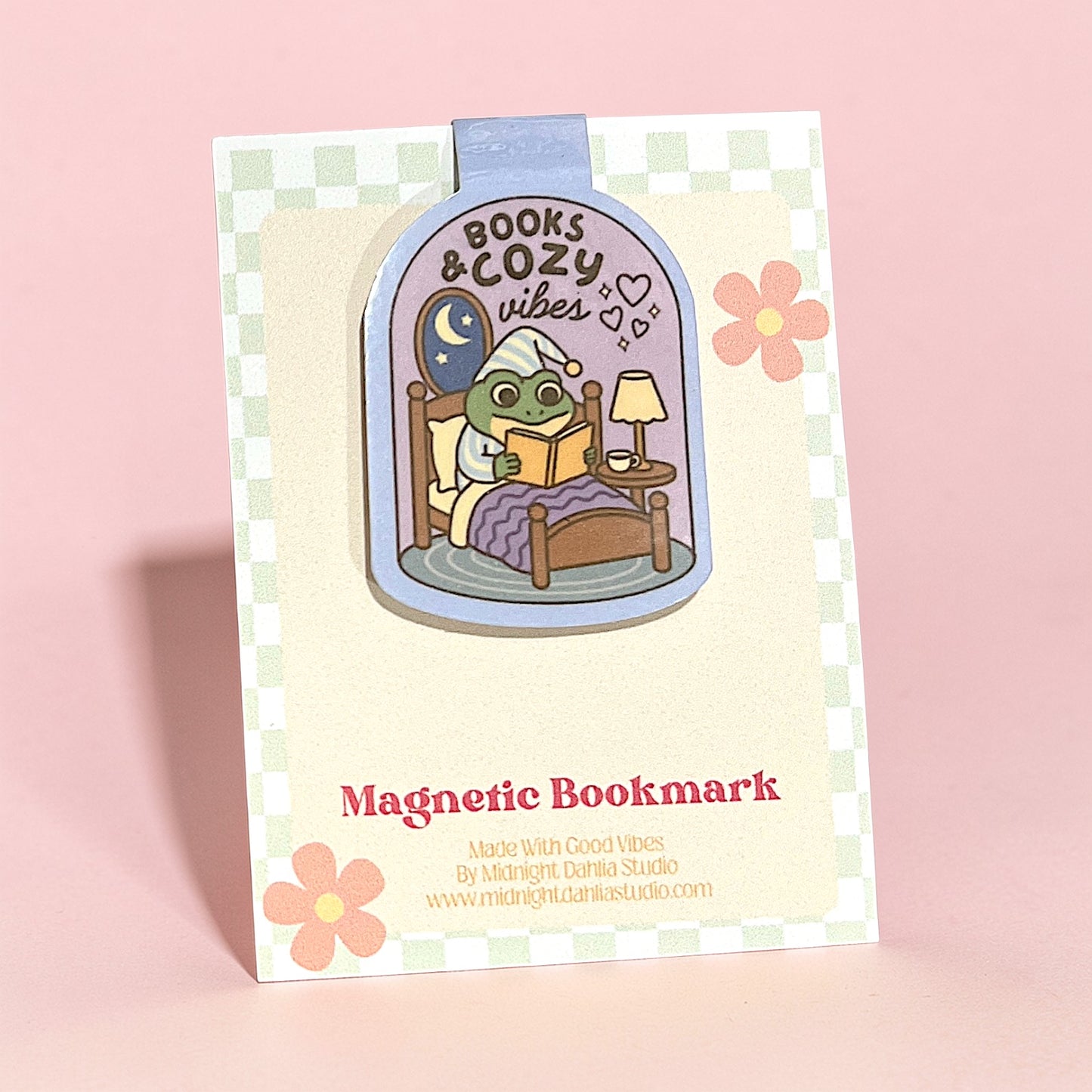 Magnetic bookmark with a frog reading a book design on a pink background