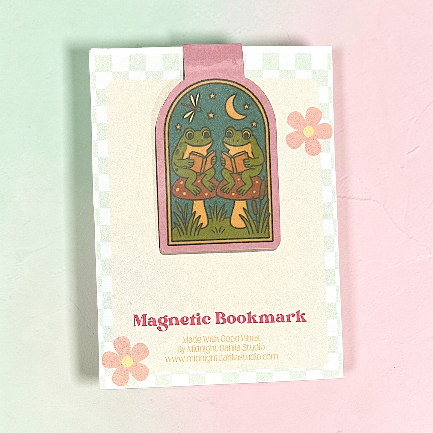 Magnetic bookmark with frog design on a pastel background