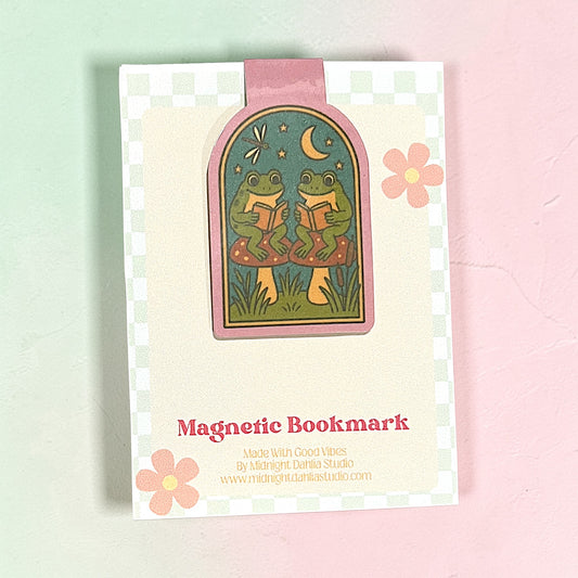 Magnetic bookmark with frog design on a pastel background