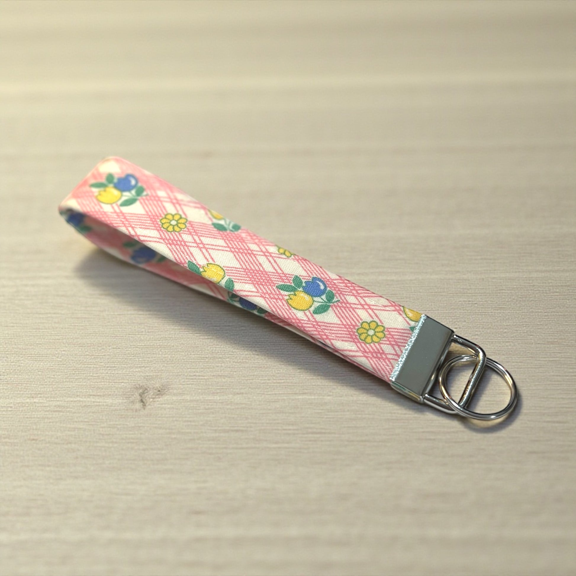 Keychain with floral pattern on a checkered background